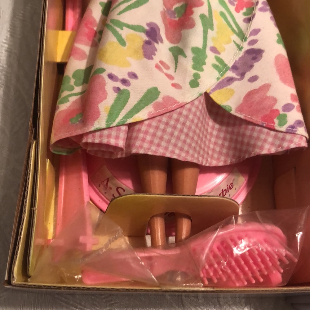 Avon exclusive special edition Spring Petals Barbie-Second in Series - Picture 5 of 5
